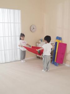 Đồ chơi trò chơi vận chuyển dưa hấu bằng cách mang theo thiết bị huấn luyện phát triển giác quan cho trẻ mầm non bộ đồ chơi hoạt động trong nhà và ngoài trời theo chủ đề nông trại giúp tăng cường tinh thần đồng đội.
