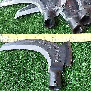 หัวขวานถางฟันแบบ 2 คมผลิตจากเหล็ก sk5 แข็งคมส่วนปลายโค้งงอแบบพร้าขอกว้าง 20 cm ส่วนสันเป็นขวานกว้าง 9 cm ใช้ถางหญ้าใช้ฟันไม้ได้