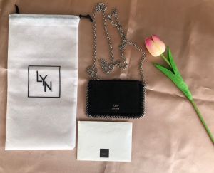 ที่ใส่นามบัตรต่างๆ มีสายสพายโซ่สีเงิน LYN สีดำ ใส่บัตรได้ 3 ใบ และมีช่องใส่เหรียญ ( มือ 2 ) คุณภาพดี พร้อมการ์ดและถุง