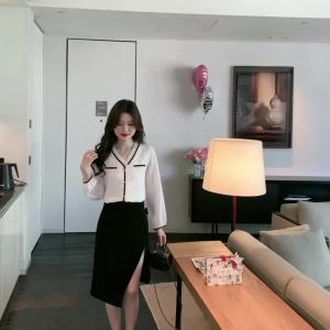 เสื้อพลีทคอวีลูกไม้สำหรับผู้หญิงเสื้อพลีทคอวีลูกไม้สำหรับฤดูใบไม้ผลิและฤดูใบไม้ร่วง AMMIN2024