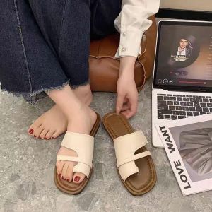 Aqrau 【ใหม่ล่าสุด】รองเท้าเเตะแฟชั่นใส่สบายมาใหม่ รองเท้าแตะผู้หญิงส้นแบนรองเท้าแตะแฟชั่นรองเท้าโรมันผู้หญิงเรโทรฝรั่งเศสรองเท้าแตะแบบสี่เหลี่ยมหัวรองเท้าแตะ