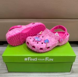 Giày sục crocs chuẩn xịn chống hôi chân nhựa tế bào êm mềm dẻo bền đi mưa lội nước đi biển đi biển cho trẻ em hình Barbie hồng kèm bộ charm xịn như hình