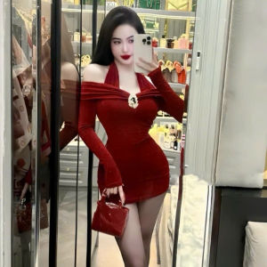 MK_Váy thiết kế đi tiệc đầm Chất Nhũ logo vàng trễ vai choàng cổ tay dài dáng ngắn