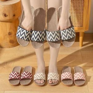 QIWANBA19 กันลื่น รองเท้าแตะลินินลายทาง นุ่มนุ่มๆ สไตล์ชนเผ่า รองเท้าแตะผู้หญิงผู้ชาย โคซี่ ดูดซับเหงื่อ รองเท้าแตะลินินสไลด์ ฤดูร้อนฤดูร้อนฤดูร้อน