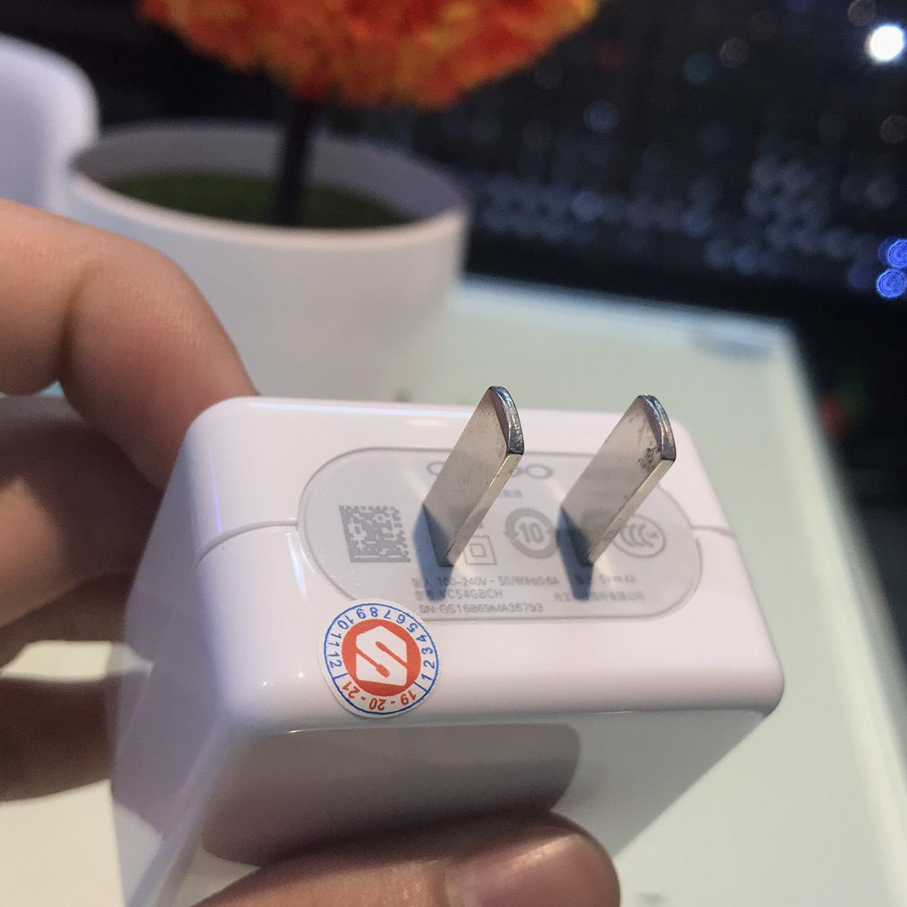 Làm thế nào để phân biệt sạc VOOC chính hãng và hàng giả khi mua phụ kiện cho điện thoại Realme 5 Pro của bạn?