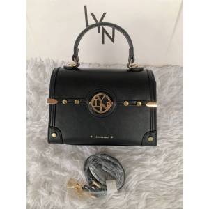 ทรงเคลลี่  กระเป๋าครอสบอดี้ LYN กระเป๋าสะพายเเบบใหม่ทรงเคลลี่ มี 4 สี พร้อมอุปกรณ์  มี สายยาว เเต่งโลโก้ด้านหน้า ใช้งานถือเเละสะพาย