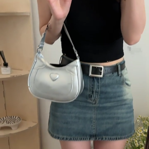 Fashionable PU Leather Solid Color Shoulder Crossbody Bag Cute Heart Zippered Purse Small Underarm Handbag for Women