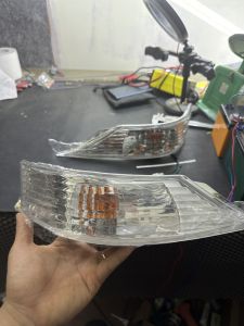 1 cái đèn xi nhan xe trường hải