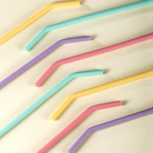 GG หลอดซิลิโคนสีสันสดใสเกรดอาหาร4ชิ้นสำหรับเด็กดื่มน้ำดื่มน้ำผลไม้หลอดโค้งนำกลับมาใช้ใหม่ได้