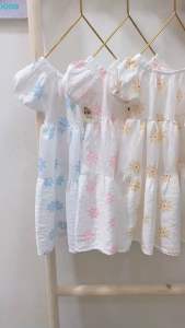 Váy xoè đũi tơ tay bồng bé gái