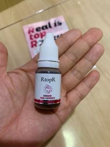 【ลดราคา】RtopR【FDA】 น้ำมันบำรุงเล็บสารสกัดขิง - เซรั่มบำรุงเล็บที่มีวิตามิน C และกรดไฮยาลูโรนิก ช่วยบำรุงเล็บให้เงางาม ดูแลขอบเล็บ ป้องกันการเกิดหนังหนาและซ่อมแซมเล็บที่แตกหักและเสียหาย ขนาด 10ml