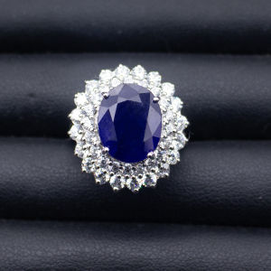 แหวนไพลิน จากมาดากัสการ์(BLUE SAPPHIRE) ตัวเรือนเงินแท้92.5%ชุบทองคำขาวล้อมด้วยเพชรCZ ไซส์นิ้ว 54 หรือ เบอร์ 7 US
