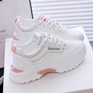 จัดส่งในกรุงเทพฯ รุ่นQ33 2026 รองเท้าผู้หญิงยอดนิยม รองเท้าผ้าใบสีขาว รองเท้ากีฬาแบบลำลอง รองเท้าผ้าใบเสริมส้น สูง4.5cm มีไซส์ 35-42 นุ่มสบาย