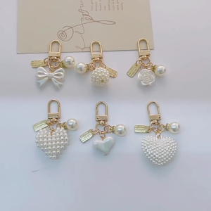 Fashionable Alloy and Pearls Keychain Versatile Rose Pearls Heart Keychain Adornment Suitable For Various Accessories