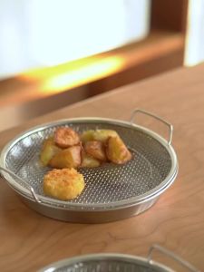 [MẪU HOT 2026] Bộ Khay Đĩa 20cm - 22cm Kèm Vỉ Lọc Dầu – Đựng Đồ Chiên Luộc Ráo Dầu Nước Tiện Lợi