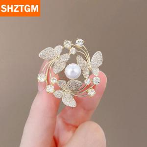 [COD] SHZTGM เข็มกลัดผีเสื้อบินพวงมาลาที่สง่างามสำหรับผู้หญิงหมุดมุกพลอยเทียมเสื้อช่อดอกไม้สำหรับผู้หญิงเข็มกลัดปาร์ตี้งานแต่งงานของขวัญ
