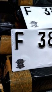 Plat Nomor / Sepeda Motor / Plat Nomor Putih / 2 Lapis Baut Tanam Super Tebal / Anti Penyok / Anti Rusak / Bayak Pilihan Motif Tulisan / Ada Ketokan Logo & 2 Tulisan Korlantas / Bisa Reques Sesuka Hati