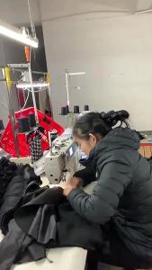 Quần jean nút kim loại cổ điển phong cách tiền cũ xu hướng Quần Ống Loe mỏng mới 2025 cho nữ thiết kế vừa vặn mỏng