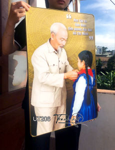 Tranh bác Hồ treo tường ảnh bác Hồ tráng gương Tranh treo tường tráng gương bác Hồ kính yêu đeo khăn quàng cho nhi đồng UT206