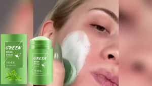 OUHOE Stik Masker Pembersih Teh Hijau Stik Masker Pori Halus yang Melembapkan Kulit Wajah dan Membersihkan dengan Lembut
