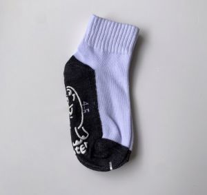 ถุงเท้านักเรียนกันลื่น 1คู่15บาท ถุงเท้านักเรียนสีขาว มีกันลื่นลายการ์ตูน แบบข้อสั้น เนื้อหนา