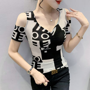 REHIN ผู้หญิงด้านบนคอวีที่ไม่มีสายหนังแขนสั้นเสื้อยืดพิมพ์บางและบางแฟชั่นทุกการแข่งขันปิดไหล่แนวโน้มเสื้อ