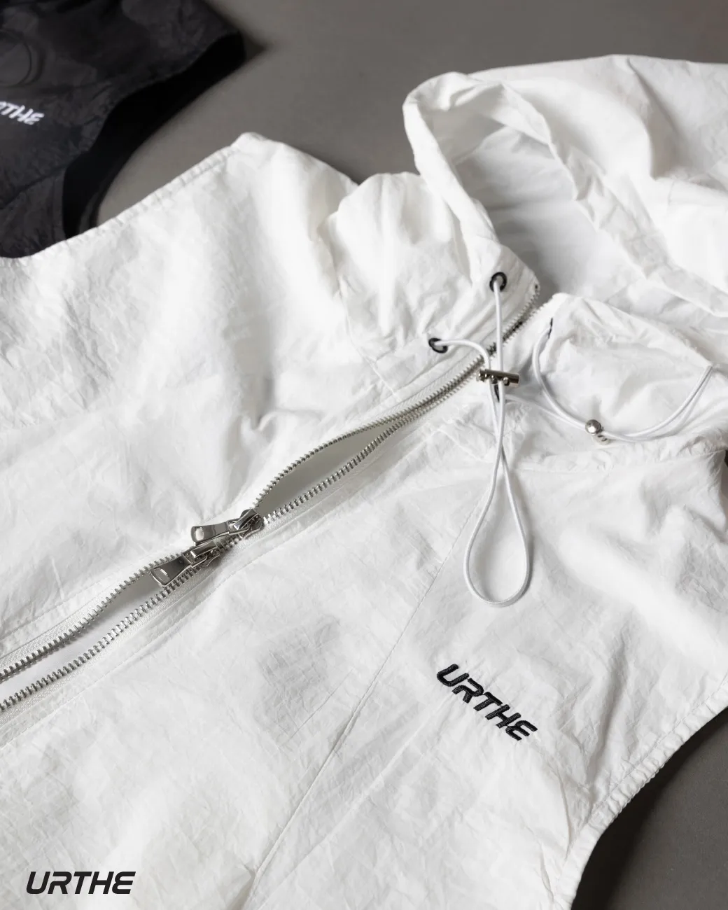 URTHE - เสื้อฮู้ดครอป เเขนกุด รุ่น SLVL HOODIE CROP สีขาว สีดำ