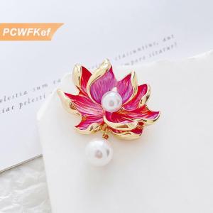 【PCWFKef】 เข็มกลัดดอกบัวสไตล์จีนใหม่จี้มุกเทียมหมุดพืชดอกไม้สีชมพูสำหรับผู้หญิงงานเลี้ยงเสื้อผ้าเครื่องประดับของขวัญ