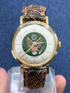 Đồng hồ nam Enicar cơ cót 17 jewels mặt thiết kế ấn tượng niềng lắc kê vàng của Thụy