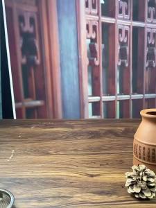 紫砂艾灸罐家用一体刮痧杯艾灸陶瓷美容院专用双层防烫盒多用Purple sand moxibustion pot household one scraping cup moxibustion ceramic beauty salon special double anti-ironing box multi-purpose