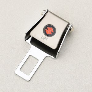 【พร้อมโลโก้รถ】เข็มขัดนิรภัยในรถยนต์ตัวต่อคลิปหนีบหัวเข็มขัดโลหะเสียบสัญญาณเตือนภัยตัวยึดเข็มขัดนิรภัยในรถยนต์สายรัดเสริมเข็มขัดนิรภัยที่หุ้มเข็มขัดนิรภัยเบาะเสริมหัวเข็มขัดปลั๊กหัวเข็มขัดคลิปหนีบเข็มขัดนิรภัยอุปกรณ์เสริมในรถยนต์