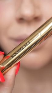 Son dưỡng môi dính bóng Hourglass Phantom Volumizing Glossy Balm - 1.7g
