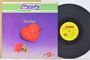 1 แผ่นเสียง 12นิ้ว D02 แคนนอน รักประทับรอย แผ่นVG++/NMริ้วรอยบาง เสียงรบกวนน้อยนิดไม่มีรอยลึก แผ่นล้างทำความสะอาดแล้ว ปกVG++มีตำหนิขอบนิดหน่อย ขอบไม่ขาด สันไม่ทะลุ