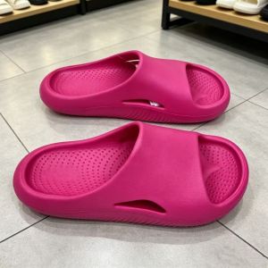 Crocss Classic bread-style slip-on sandals a summer couples design casual super soft and comfortable with a non-slip sole perfect for the bathroom