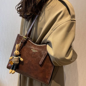 Womens Retro Handbag With Pendant Tote Handbag Large Capacity Fashion Shoulder Bag Ladies Travel Handbag Solid Color Bag2026