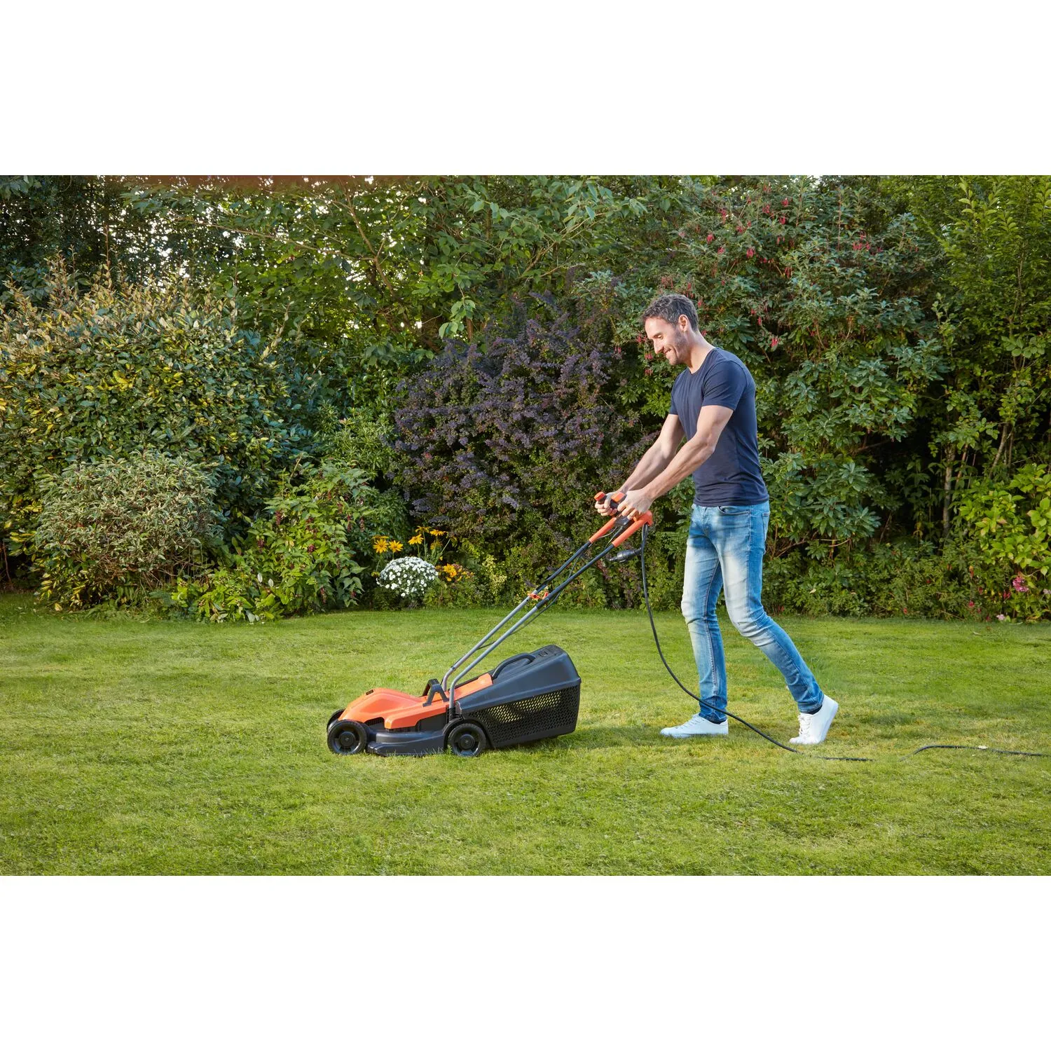 Black & Decker รถตัดหญ้าไฟฟ้า กำลัง 1200 วัตต์ หน้ากว้าง 32 ซม. รุ่น BEMW451BH-B1
