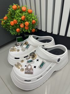 H รองเท้าเสริมส้น สูง 7 เซนติเมตร รองเท้าแฟชั่นรองเท้าเปิดส้น รองเท้าหัวปิด รองเท้าหัวโตผู้หญิง ลายผีเสื้อ KS BL 1288 -1 สี ขาว ครีม ดำ ขนาด  36-41