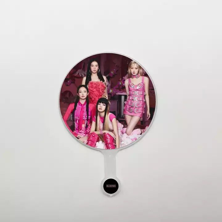 Qu%E1%BA%A1t%20Blackpink%20c%E1%BA%A7m%20tay%20h%C3%ACnh%20Th%E1%BA%A7n%20T%C6%B0%E1%BB%A3ng%20Kpop%20-%20Image%202