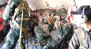 เครื่องประดับ ร่มเอรวัณ เครื่องหมายส่งทางอากาศ ทบ.หลักสูตรส่งกำลังทางอากาศAIRBORNE เครื่องหมายสามารถ “ร่มเอราวัณ ซึ่งเป็นเครื่องหมายแสดง ร่มเอรวัณ ชั้น3 ที่ท่านเห็นอยู่ด้านบนนี่คือ เครืองหมายแสดงความสามารถ