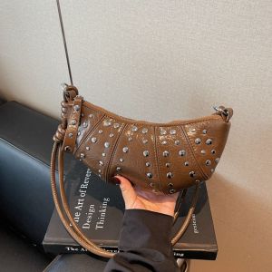 LANGJ กระเป๋าสะพายข้าง กระเป๋าสะพายไหล่ครัวซองต์ น้ำตาล แพ็คเล็ก กระเป๋าเกี๊ยว PU แบบมีหมุด หวาน แบบเกาหลี กระเป๋าสไตล์พังค์ คุณผู้หญิง