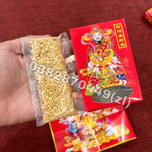 THÔNG TIN SẢN PHẨM: Gạo Vàng Thần Tài Túi Gạo Vàng Nạp Tài Cầu Tài Lộc Giàu Sang Phú Quý - Chất liệu: Được chế tác từ cát Vang` và thạch anh cao cấp - Khối lượng: Được đóng gói tiêu chuẩn 45-50g/túi hoặc hộp  Gạo Vàng Thần Tài dùng để nạp tài dẫn khí ch