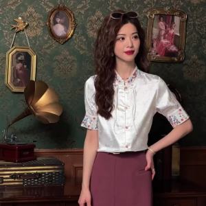 AMMIN เสื้อเบลาส์ Jacquard ซาตินสไตล์วินเทจสำหรับผู้หญิงเสื้อเบลาส์สไตล์จีนคลาสสิกแขนสั้นปักลายดอกไม้สำหรับฤดูร้อน2024