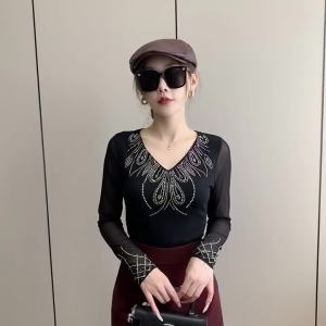 เสื้อยืดแฟชั่นเกาหลีประดับเพชร เสื้อผ้าฤดูใบไม้ร่วงฤดูหนาว คอวี แขนยาว เสื้อตัวในทรงเข้ารูปสำหรับผู้หญิง เสื้อตาข่าย