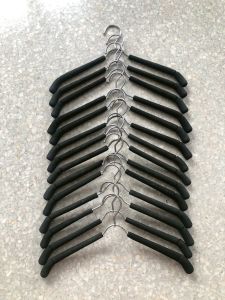 ไม้แขวนเสื้อ สีดำ แพ็คละ10ชิ้น  (มือ 2 ) พร้อมส่งในไทย