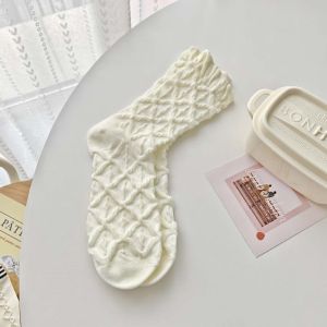 ถุงเท้าผ้าฝ้ายสไตล์เกาหลีแฟชั่นสตรี ถุงเท้านักเรียนเนื้อนุ่มและระบายอากาศได้ดีถุงเท้าผ้าฝ้ายแท้ สีขาว แฟชั่นฤดูใบไม้ผลิ สไตล์ญี่ปุ่นเกาหลี