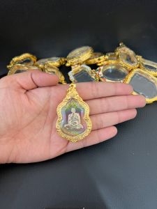 ( แถมฟรี สร้อย1เส้นต่อ1 ออเดอร์ )กรอบพระ กรอบหลวงพ่อพัฒน์ รุ่น เศรษฐีพันล้าน ขนาดสูง 4.5 กว้าง 2.7 ซม(กรอบงานชุปทองไมครอนไม่ลอกไม่ดำ)