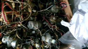 1 Cặp 2 cái chép gỡ từ tivi đã có tụ sẵn hát tốt. Giá 2 cái