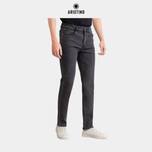 Quần jean Nam Aristino Slim fit độ ôm vừa vặn giúp tôn dáng đôi chân mà vẫn thoải mái vận động - AJN01103
