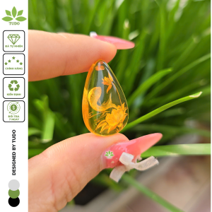 Q793 Mặt dây cổ vô sự bài hình giọt nước Hổ Phách Vàng tạc âm ko kén mệnh sẵn lỗ nhỏ 1li phía trên - Phong Thuỷ TUDO
