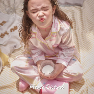 Please Disturb (Limited) Grace Kid ชุดนอนเด็ก Whisper Silk แขนยาวขายาว ลาย Brush นุ่ม เย็น ไม่บาดผิว